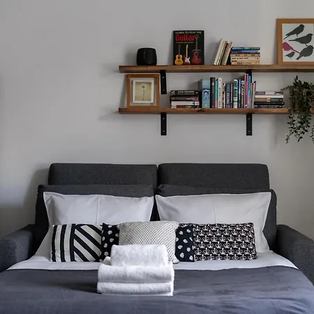 Bochenska Modern By Bookinghost *